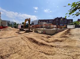 Bautenstand zum 28.05.2025: Die Baustelleneinrichtung ist vollständig abgeschlossen, und die Arbeiten am Spezialtiefbau sowie an den Erdarbeiten sind bereits weit fortgeschritten. Im Kellergeschoss wurden die Rohbauarbeiten erfolgreich abgeschlossen, erste Entwässerungsmaßnahmen sind ebenfalls umgesetzt. Die Bauarbeiten verlaufen planmäßig, und die nächsten Schritte – wie der Beginn des Hochbaus – stehen kurz bevor.