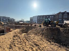 Am 12.02.2025 haben wir unseren offiziellen Spatenstich unseres Projektes gefeiert. Viele interessierte Kunden, Kapitalanleger und künftige Bewohner haben an der Veranstaltung gespannt teilgenommen. Ebenfalls gefreut haben wir uns über die Teilnahme der Bürgermeisterin und dem Bauamtsleiter. Die Firma ALTUS, die als Generalunternehmer das Projekt erstellt, war mit einer Vielzahl seiner Mitarbeiter anwesend. Seit dem Spatenstich haben die Bauarbeiten schon ordentlich Fahrt aufgenommen. Wir haben bereits mit den Verbauarbeiten für das Grundstück begonnen. Der Bodenaushub wird in den nächsten Wochen stattfinden, sodass wir dann auch mit den Rohbaumaßnahmen beginnen können.