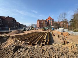 Am 12.02.2025 haben wir unseren offiziellen Spatenstich unseres Projektes gefeiert. Viele interessierte Kunden, Kapitalanleger und künftige Bewohner haben an der Veranstaltung gespannt teilgenommen. Ebenfalls gefreut haben wir uns über die Teilnahme der Bürgermeisterin und dem Bauamtsleiter. Die Firma ALTUS, die als Generalunternehmer das Projekt erstellt, war mit einer Vielzahl seiner Mitarbeiter anwesend. Seit dem Spatenstich haben die Bauarbeiten schon ordentlich Fahrt aufgenommen. Wir haben bereits mit den Verbauarbeiten für das Grundstück begonnen. Der Bodenaushub wird in den nächsten Wochen stattfinden, sodass wir dann auch mit den Rohbaumaßnahmen beginnen können.