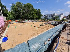 Bautenstand zum 28.05.2025: Die Baustelleneinrichtung ist vollständig abgeschlossen, und die Arbeiten am Spezialtiefbau sowie an den Erdarbeiten sind bereits weit fortgeschritten. Im Kellergeschoss wurden die Rohbauarbeiten erfolgreich abgeschlossen, erste Entwässerungsmaßnahmen sind ebenfalls umgesetzt. Die Bauarbeiten verlaufen planmäßig, und die nächsten Schritte – wie der Beginn des Hochbaus – stehen kurz bevor.