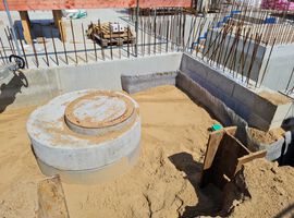 Bautenstand zum 28.05.2025: Die Baustelleneinrichtung ist vollständig abgeschlossen, und die Arbeiten am Spezialtiefbau sowie an den Erdarbeiten sind bereits weit fortgeschritten. Im Kellergeschoss wurden die Rohbauarbeiten erfolgreich abgeschlossen, erste Entwässerungsmaßnahmen sind ebenfalls umgesetzt. Die Bauarbeiten verlaufen planmäßig, und die nächsten Schritte – wie der Beginn des Hochbaus – stehen kurz bevor.