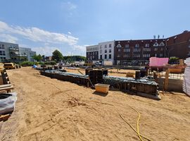 Bautenstand zum 28.05.2025: Die Baustelleneinrichtung ist vollständig abgeschlossen, und die Arbeiten am Spezialtiefbau sowie an den Erdarbeiten sind bereits weit fortgeschritten. Im Kellergeschoss wurden die Rohbauarbeiten erfolgreich abgeschlossen, erste Entwässerungsmaßnahmen sind ebenfalls umgesetzt. Die Bauarbeiten verlaufen planmäßig, und die nächsten Schritte – wie der Beginn des Hochbaus – stehen kurz bevor.