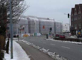 Der Winter hat uns weiterhin fest im Griff. Vereiste Straßen, extreme Kälte und immer wieder Schneefall. Das bremst viele aus. Uns aber nicht. Unserem Objekt in Stockelsdorf macht die Kälte auch nichts aus. Denn Dank unserem Generalunternehmer Altus Bau ist das Objekt winterfest verpackt und mit einer Heizung für Bauwärme ausgestattet. Hier wird also fleißig weitergearbeitet. So sind der Estrichbau im Keller, der Gipsputz im Erdgeschoss sowie die Elektrorohinstallation bereits fertiggestellt. Weitere Ausbauarbeiten schreiten stetig voran.